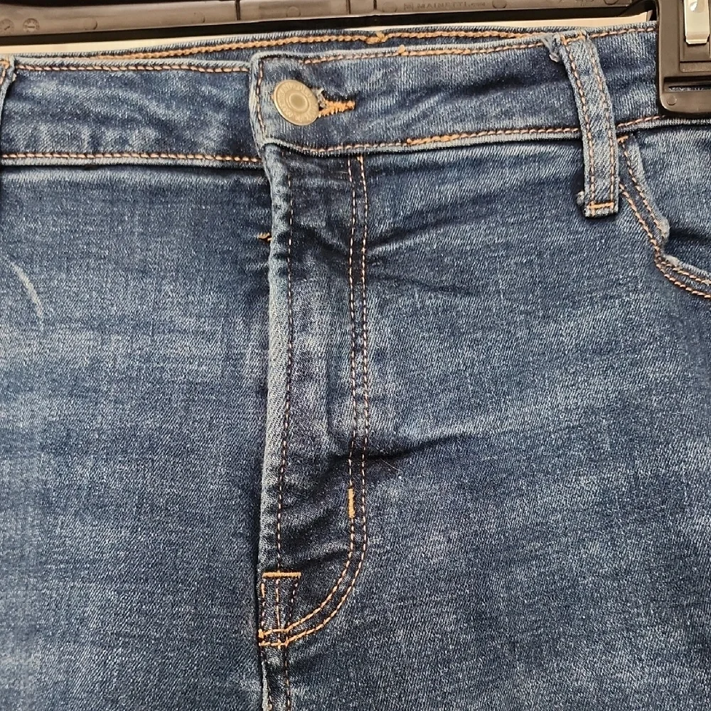 Old Navy Distressed Cropped Jeans in Dark Blue - Picture 6 of 13
